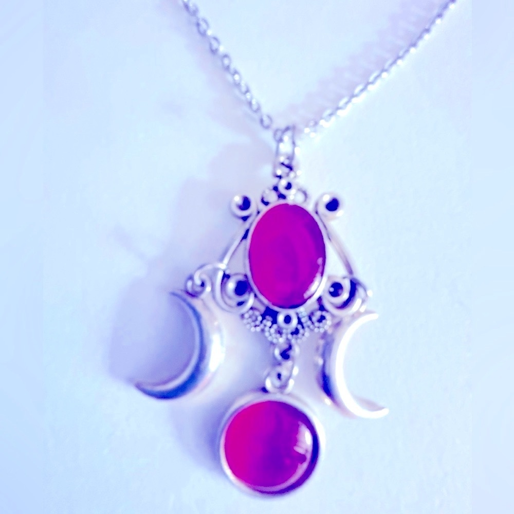 NWOT Necklace w Red Glass* oval, round Cabochons. Crescent Moons 20” Silvertone